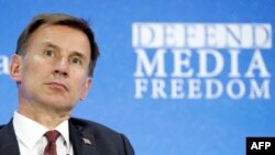 រដ្ឋមន្ត្រី​ក្រសួង​ការបរទេស​អង់គ្លេស​លោក Jeremy Hunt ចូលរួម​នៅ​ក្នុង​កិច្ចពិភាក្សា​មួយ​ក្នុង​សន្នីសីទ​សកល​ស្តី​ពី​សេរីភាព​សារព័ត៌មាន​ ក្នុង​ក្រុង​ឡុងដ៍ កាលពី​ថ្ងៃទី១០ ខែកក្កដា ឆ្នាំ២០១៩។