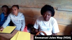 A gauche, Marcelline Odile, candidate pour l’entrée au cycle secondaire, à Yaoundé, le 27 octobre 2017. (VOA/Emmanuel Jules Ntap)