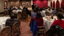 ទិដ្ឋភាពទូទៅនៅក្នុងវេទិកាសហគមន៍ នៅឯភោជនីយដ្ឋាន Harvest Moon ក្នុងទីក្រុង Falls Church រដ្ឋ Virginia កាលពីថ្ងៃទី១២ ខែធ្នូ ឆ្នាំ ២០១៩។ (សឿន វឌ្ឍនា/VOA)