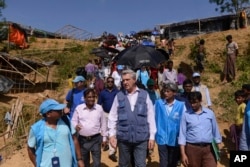 Kepala UNHCR, Filippo Grandi, tengah, mengunjungi pengungsi Rohingya Muslim yang baru tiba di kamp pengungsi Kutupalong, Bangladesh, 23 September 2017.