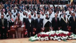 Para anggota parlemen baru Irak melangsungkan sidang pertama di Baghdad hari Minggu (9/1). 