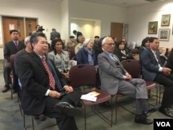 ពលរដ្ឋ​ខ្មែរ​អាមេរិកាំង​ចូលរួមវេទិកា​ពិភាក្សា​សាធារណៈមួយ ដែល​ព្រះអង្គម្ចាស់ ស៊ីសុវត្តិ ​ធម្មកោ ចូលរួម​ថ្លែង​នៅ​ទីក្រុង ​Vienna រដ្ឋ Virginia កាលពី​ថ្ងៃសៅរ៍ ទី២១ ខែមករា ឆ្នាំ២០១៧។ (សុខ ខេមរា/VOA)