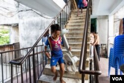 ប្រជា​ជន​ដែល​ស្នាក់នៅ​អគារ​បូឌិញ​ចាប់ផ្តើម​រៀបចំ​ដើម្បី​ចាកចេញពីទីលំនៅ​ចាស់​របស់ខ្លួនទៅតាំងទីលំនៅថ្មី ក្រោយ​ការ​ចចារ​ជាមួយ​អាជ្ញាធរ និងតំណាងក្រុមហ៊ុន​វិនិយោគបរទេស នៅរាជធានីភ្នំពេញ​ នៅថ្ងៃទី ០៦ ខែ​មិថុនា​ ឆ្នាំ២០១៦។​ (ខាន់​ សុគុំ​មនោ/ VOA)