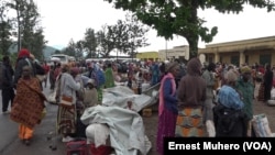 Des réfugiés burundais attendent à Bugarama leur embarquement pour le camp de transit de Nyagatare, Rwanda, 8 mars 2018. (VOA/Ernest Muhero)