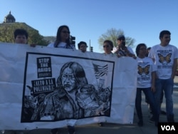 Protesters in front of the U.S. Supreme Court before a landmark hearing on the legality of President Barack Obama's executive actions on immigration, April 18, 2016. (K. Gypson / VOA)