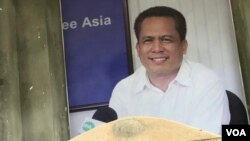 រូបឯកសារ៖ ផ្ទាំង​រូបថតលោក ​កែម ឡី ដែលដាក់​តម្កល់​អមផ្នូររបស់​លោក​នៅ​ឃុំលាយបូរ ស្រុក​ត្រាំកក់​ ខេត្តតាកែវ​ ថ្ងៃទី​២០ ខែមិថុនា​ ឆ្នាំ​២០២០។​ (ហ៊ុល រស្មី​/វីអូអេ)​