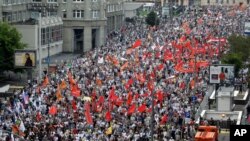 Tens of Thousands Protest in Moscow