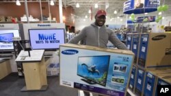 Jovel Cetoute, setelah mengantri selama berjam-jam di depan Best Buy di Pembroke Pines, Florida, mendapat televisi yang ia idam-idamkan (22/11). 