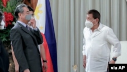 FILE - Philippine President Rodrigo Duterte (R) chats with Chinese Foreign Minister Wang Yi at the Malacanang presidential palace in Manila, Jan. 16, 2021. (Image: Malacanang Presidential Photographers Division)