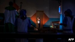 Des personnes prient dans une église catholique à Luofu, dans la province du Nord-Kivu, RDC, 16 juillet 2016.