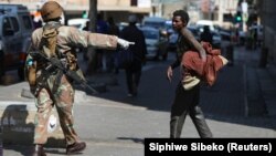 Un soldat dans les rues de Johannesburg en Afrique du Sud le 27 mars 2020.