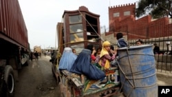 ARSIP – Keluarga pengungsi Afghanistan kelmbali melalui perlintasan di tapal batas dengan Pakisatn (11/3/2015). Torkham, sebelah timur Kabul, Afghanistan. (foto: AP Photo/Rahmat Gul)