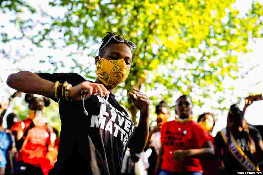 Une manifestante danse sur le concert de percussions lors du rassemblement &quot;Africans 4 BLM&quot; à Washington DC, le 14 juin 2020. (VOA/Nastasia Peteuil)
