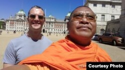 ព្រះអង្គ លួន សុវ៉ាត (ស្ដាំ) ឈរ​នៅ​ពី​មុខ​សារមន្ទីរ​Household Cavalry ក្នុង​ទីក្រុង​ឡុងដ៍ ចក្រភពអង់គ្លេស។ (រូប​ថត​ពី​ព្រះអង្គ លួន សុវ៉ាត)
