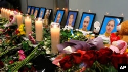 테헤란에서 격추된 우크라이나 여객기의 승무원들을 시민들이 추모하고 있다. 