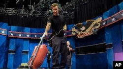 Seorang petugas tengah membersihkan karpet untuk persiapan Debat Capres AS ketiga dan terakhir di University of Nevada, Las Vegas, 17 Oktober 2016 (Foto: dok).. 