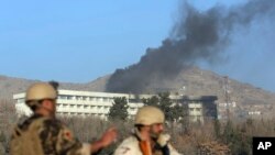 Pasukan Afghanistan berjaga-jaga di sekitar Intercontinental Hotel, 21 Januari 2018, yang diserang di Kabul, Afghanistan.