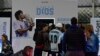 Fans antre merekam pesan untuk bintang sepak bola Diego Maradona dalam presentasi sebuah pesawat yang didedikasikan untuk mendiang pemain sepak bola, di sebuah pangkalan militer di Morón, pinggiran Buenos Aires, Argentina, Sabtu, 23 Juli 2022. (AP/Gustavo Garello)