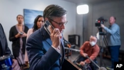 Predsjedavajući Predstavničkog doma Mike Johnson razgovara telefonom na Kapitolu u Washingtonu, 1. decembra 2023.