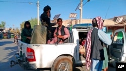 Pejuang Taliban berpatroli di dalam kota Farah, Ibu Kota Provinsi Farah barat daya Kabul, Afghanistan, 11 Agustus 2021. (Foto: AP)