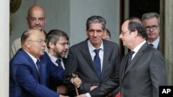  Francois Hollande et le directeur de l’Institut Musulman de la Mosquée de Paris, Dr. Dalil Boubakeur (à g.), après une réunion avec des leaders religieux, Palais de l'Elysée, Paris, au lendemain d'une attaque contre une église en Normandie, le 27 juillet 2016.(AP Photo/Thomas Padilla)
