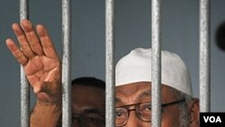 Ulama radikal Abu Bakar Ba'asyir berbicara dengan wartawan dari balik sel tahanannya (foto: dok).