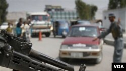 Pasukan keamanan Afghanistan melakukan pemeriksaan di salah satu pos keamanan (foto: dok.).