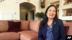 Deb Haaland, 57 ans, candidate démocrate à la Chambre des représentants pourrait devenir la première femme amérindienne jamais élue au Congrès américain, Albuquerque, le 6 juin 2018.