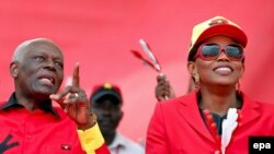 Le président José Eduardo dos Santos, à gauche, est accompagné de son épouse Ana Paula dos Santos lors d’un rassemblement politique à Luanda, Angola, le 29 Août 2012. epa / PAULO NOVAIS