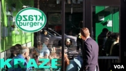Seorang pembeli masuk ke restoran burger Korea, Kraze Burger, yang baru-baru ini dibuka di Bethesda, Maryland.