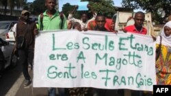 Des manifestants devant l'ambassade de France pour protester contre la situation actuelle de l'immigration sur le territoire français de Mayotte, à Moroni, Comores, le 12 avril 2018.