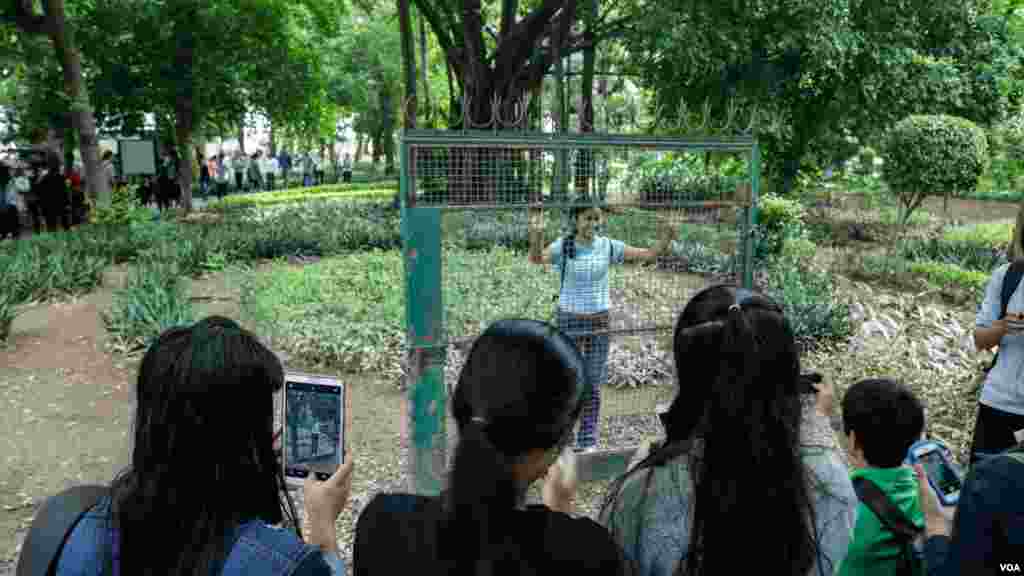 អ្នកទស្សនា​ថត​រូប​ជាមួយ​ទ្វាររបង​ ដែល​នៅ​សេសសល់​ពី​ទ្វារ​របង​ ស្ថានទូត​បារាំង​នៅ​ឆ្នាំ​១៩៧៥។ ស្ថានទូត​បារាំង​គឺ​ជា​ស្ថានទូត​ចុង​ក្រោយ​ ដែល​នៅ​បើក​ទ្វារ​​បន្ទាប់​ពី​ថ្ងៃ​១៧​ មេសា ឆ្នាំ​១៩៧៥ ​ហើយ​បាន​ក្លាយ​ជា​កន្លែង​ទទួល​ជន​ភៀស​ខ្លួន​បរទេស​ប្រមាណ ១០០០​ នាក់។ ព្រឹត្តិការណ៍​នេះ​ ត្រូវ​បាន​បញ្ចូល​ជា​ឈុត​ឆាក នៅ​ក្នុង​រឿង&laquo;​វាល​ពិឃាត&raquo; និង​រឿង&laquo;ទ្វារ​របង&raquo;។ (នូវ​ ពៅលក្ខិណា/VOA)