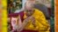 FILE - Pemimpin spiritual Tibet, Dalai Lama, memimpin doa di mana sekelompok umat India berdoa untuk umur panjangnya di Dharamshala, India, 6 Desember 2024.