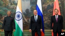 រដ្ឋ​មន្ត្រី​ការបរទេស​ឥណ្ឌា S. Jaishankar (ឆ្វេង) រដ្ឋ​មន្ត្រី​ការបរទេស​រុស្ស៊ី Sergey Lavrov (កណ្ដាល)​ និង​លោក Wang Yi រដ្ឋ​មន្ត្រី​ការបរទេស​ចិន ក្នុង​ពេល​ជួប​គ្នា​នៅ​ទីក្រុង​មូស្គូ កាល​ពី​ថ្ងៃ​ទី​១០ កញ្ញា ២០២០។