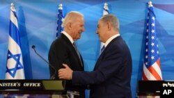 Wakil Presiden AS Joe Biden dan Perdana Menteri Israel Benjamin Netanyahu berjabat tangan saat memberikan pernyataan bersama di kantor perdana menteri di Yerusalem, Israel, Rabu, 9 Maret 2016. (Foto: via AP)