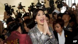 Mantan Perdana Menteri Thailand Yingluck Shinawatra meninggalkan gedung parlemen di Bangkok, Thailand. (Foto: dok)