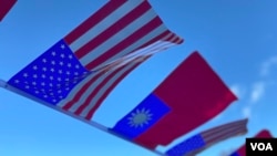 Bendera Taiwan dan Amerika Serikat.