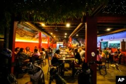 ບາຣຢູ່ທີ່ບ້ານພັກ Nana Backpacker Hostel ໃນເມືອງວັງວຽງ, ສປປ ລາວ, ວັນທີ 19 ພະຈິກ 2024