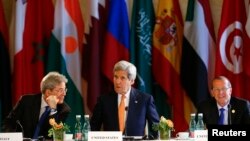 ​រដ្ឋមន្ត្រី​ការបរទេស​ស.រ.អា. ​John Kerry​​ (កណ្តាល) លោក​ Paolo Gentiloni រដ្ឋ​មន្ត្រី​ការបរទេស​អ៊ីតាលី​ និង​លោក​ Martin Kobler ប្រេសិត​អង្គការ​សហប្រជាជាតិ នៅ​ក្នុង​កិច្ច​ប្រជុំ​អំពី​ប្រទេស​លីប៊ី​ នៅ​ប្រទេស​អូទ្រីស​កាល​ពី​ថ្ងៃទី​១៦ ខែ​ឧសភា ឆ្នាំ២០១៦។