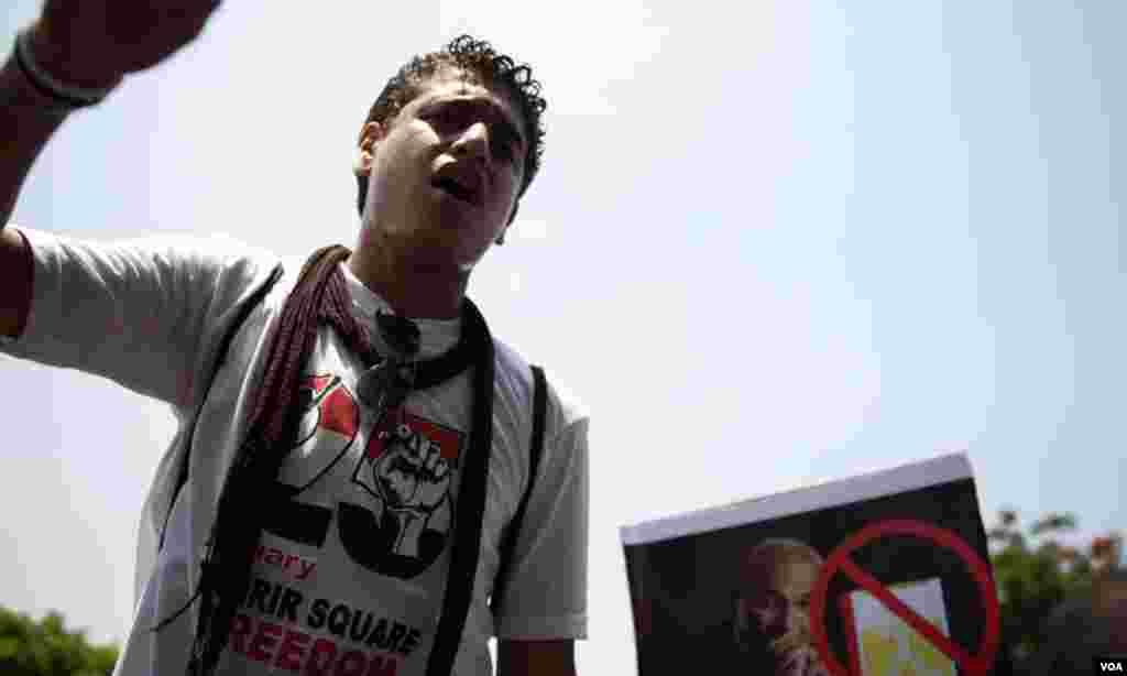 A young Egyptian protester was calling for Shafiq to be banned from participating in upcoming presidential elections. (Y. Weeks for VOA)