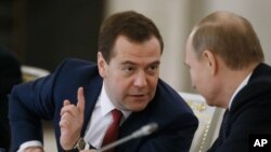 ប្រធានាធិបតី​ Vladimir Putin និង​នាយក​រដ្ឋ​មន្រ្តី Dmitry Medvedev (រូប​ឆ្វេង)​ ពិភាក្សា​គ្នា​ក្នុង​ជំនួប​នៃ​ក្រុមប្រឹក្សា​រដ្ឋ​នៅ​ក្នុង​វិមាន Kremlin ក្នុង​ក្រុង​មូស្គូ ប្រទេស​រុស្ស៊ី កាលពី​ថ្ងៃទី២៤ ខែធ្នូ ឆ្នាំ២០១៤។