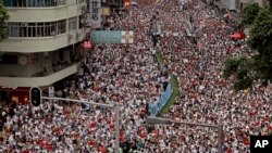 ក្រុម​បាតុករ​ដើរ​ក្បួន​នៅ​តាម​ផ្លូវ​ប្រឆាំង​នឹង​ការ​ស្នើ​វិសោធន​ច្បាប់​ធ្វើ​បត្យាប័ន​នៅ​ក្នុង​ក្រុង​ហុងកុង កាលពី​ថ្ងៃទី៩ ខែមិថុនា ឆ្នាំ២០១៩។