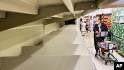 Rak-rak pada sebuah toko kelontong tampak kosong di Alameda, California, AS (foto: ilustrasi). 