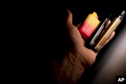 Perangkat vaping sekali pakai, Senin, 26 Juni 2023, di Washington. (Foto: AP)