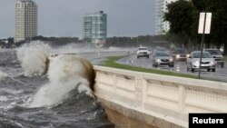 Visoki talasi na Floridi uzrokovani tropskom olujom