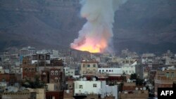 Asap mengepul setelah pesawat koalisi pimpinan Saudi mengebom gudang senjata di pinggiran Sana'a timur (11/5).