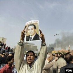 Demonstran menuntut Mubarak untuk turun. Pengamat berpandangan Mubarak meremehkan kemarahan rakyat Mesir.