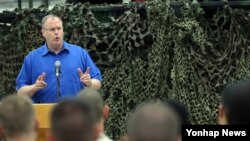 방한 중인 로버트 워크 미국 국방부 부장관이 21일 경기도 평택 주한 미군 오산공군기지에서 장병들과 대화하고 있다. 