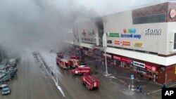 스페인 팜플로나의 플라자델카스티요 광장에서 마스크를 쓴 사람들이 체스를 두고 있다.