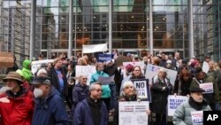 Moun rasanble devan tribinal federal Seattle la apre yon jij bloke jefo Prezidan Donald Trump pou l sispann pwogram ki kite refije yo antre Etazini, 25 Fevriye 2025. 